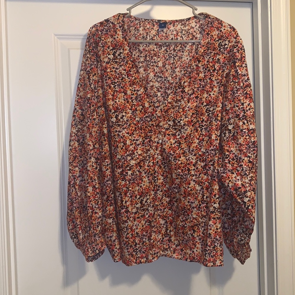 3X old navy blouse. Never worn, multi color